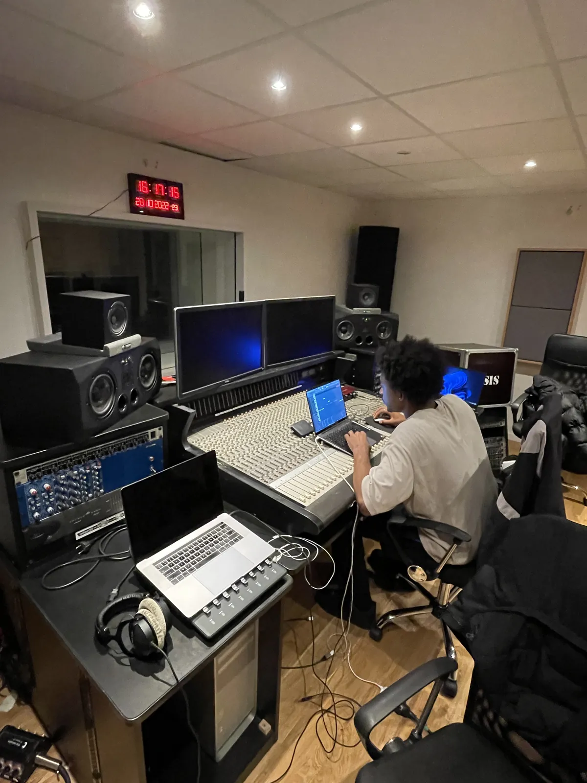 LAYCE en train de produire au studio