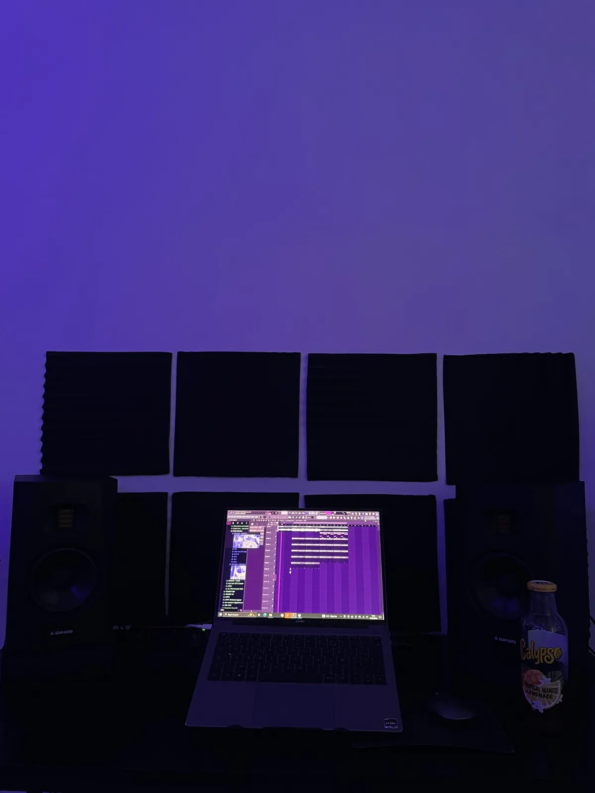 Le setup de production LAYCE sous une lumière violette