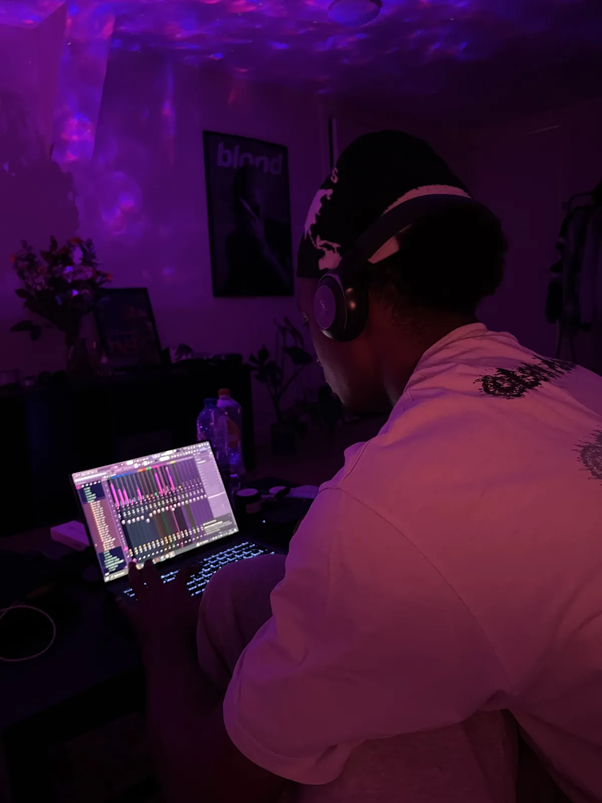 LAYCE au casque pendant une session de production